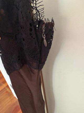 Vestido Zara encaje y satén asimétrico