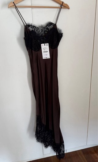 Vestido Zara encaje y satén asimétrico