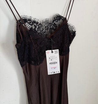Vestido Zara encaje y satén asimétrico