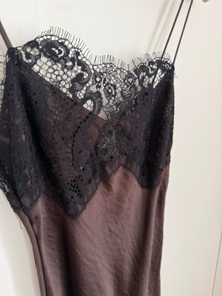 Vestido Zara encaje y satén asimétrico