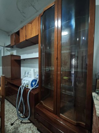 Mobile soggiorno con vetrina, cassetti e scaffali in legno