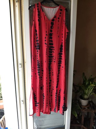 Vestido rojo con corte lateral