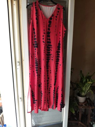 Vestido rojo con corte lateral