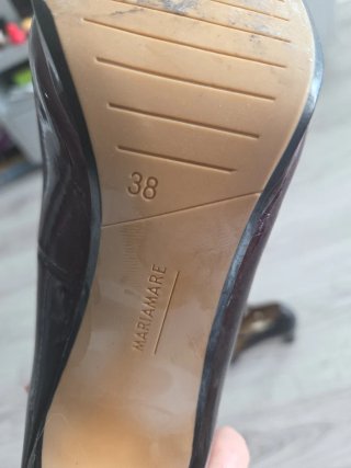 Zapatos de tacón morados y negros
