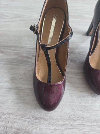 Zapatos de tacón morados y negros