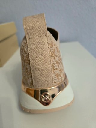 Zapatillas Michael Kors rosa y doradas