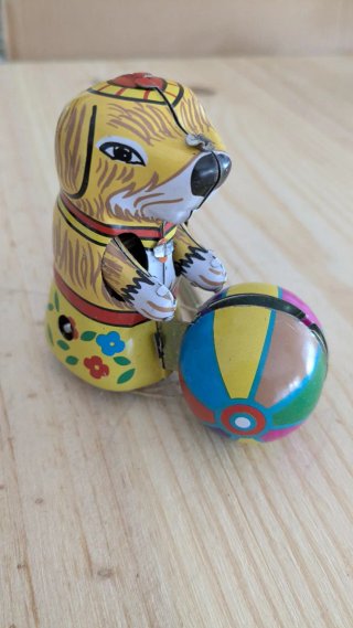 Juguete antiguo perro con pelota hojalata vintage