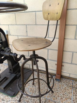 Taladro antiguo y 2 sillas