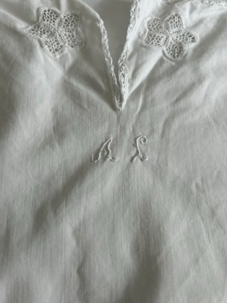 Camisón blanco siglo XX