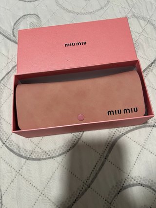 Gafas de sol Miu Miu doradas y negras