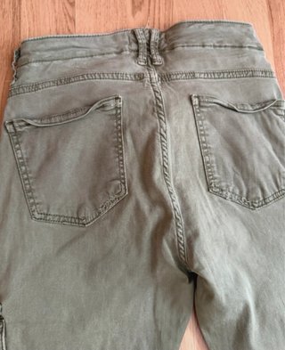 Pantalón cargo Zara verde militar