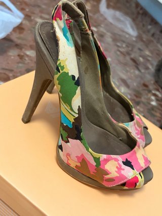 Zapatos de tacón multicolor y verde oliva