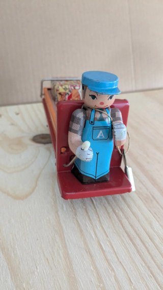 Camión de juguete antiguo con figura