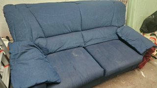 Sofá 2 plazas rojo 1,70 + funda En Torrenueva