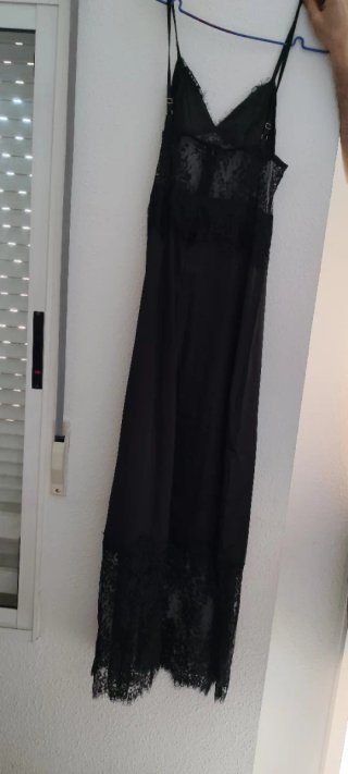 Vestido negro de mujer con encaje