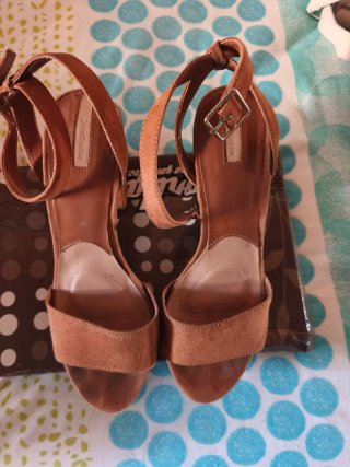 Zapatos de tacón marrón