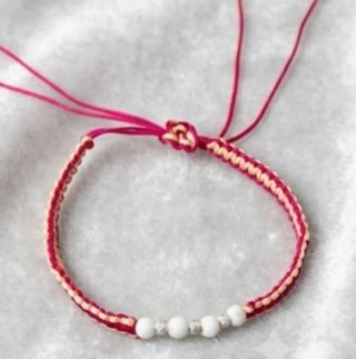Pulsera tejida con balines de plata