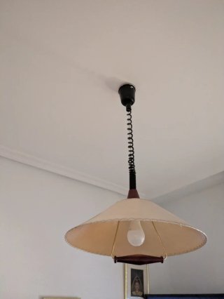Lámpara colgante beige y madera