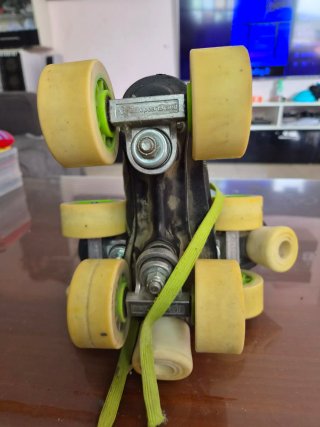 Patines de hockey negros y verdes