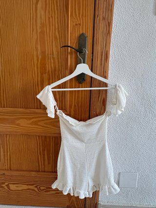 Mono blanco con volantes
