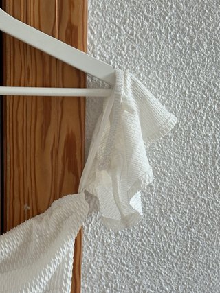 Mono blanco con volantes