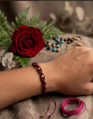 Pulsera tejida oro 18k y hilo rojo