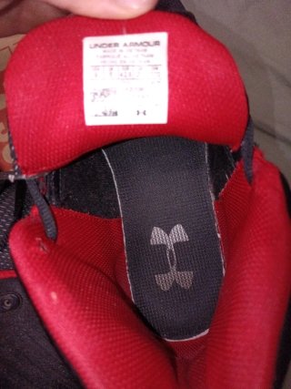 Zapatillas Under Armour Negras y Rojas