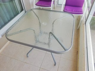 Tavolo in vetro e metallo grigio