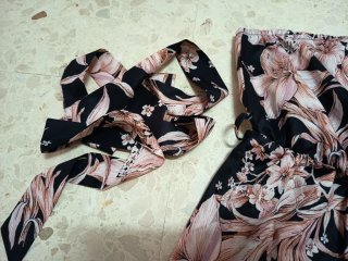 Mono corto floral negro y rosa
