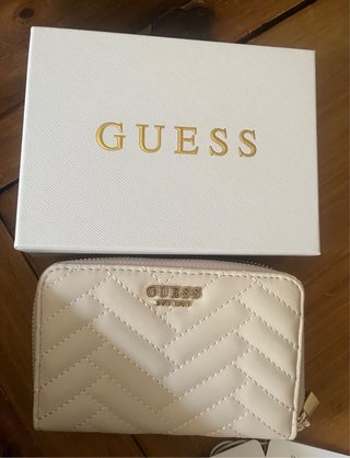 Monedero Guess crema acolchado