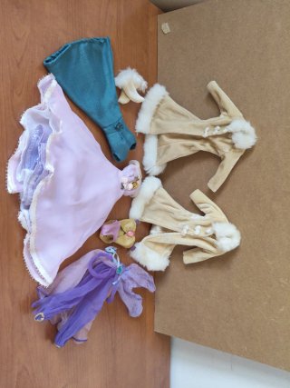 Lote 3 Barbie e accessori, anni '90. Rif 118