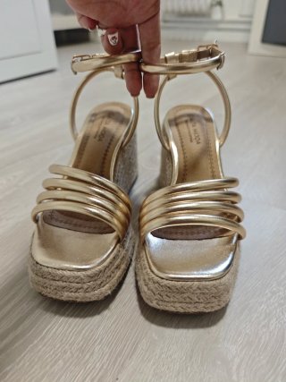 Sandalias cuña doradas boda plataforma