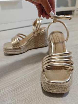 Sandalias cuña doradas boda plataforma