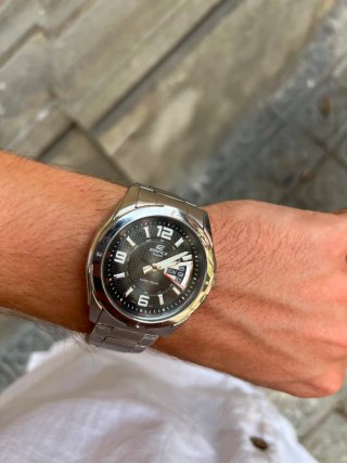 Reloj Casio Edifice Negro y Plateado