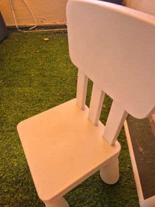 Silla infantil de plástico blanca