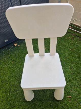 Silla infantil de plástico blanca