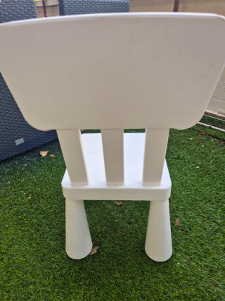 Silla infantil de plástico blanca