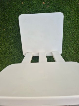Silla infantil de plástico blanca
