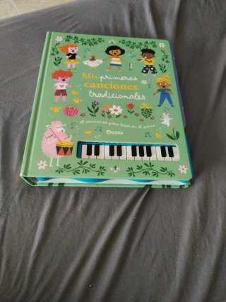 Libro piano. Mis primeras canciones tradicionales