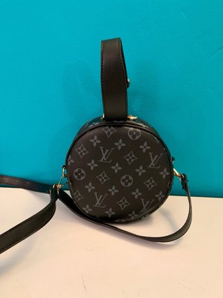 Bolso redondo negro con estampado y asa+bandorela