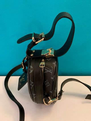 Bolso redondo negro con estampado y asa+bandorela