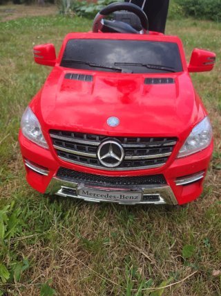 Cochecito infantil rojo Mercedes, no tiene bateria