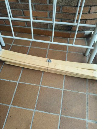 Estructura de cama de metal blanca