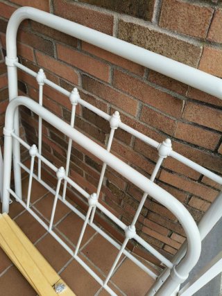 Estructura de cama de metal blanca