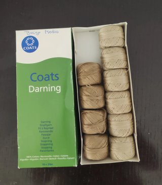 10 ovillos de hilo Coats Darning Beige Medio.