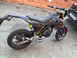 Moto Rieju Supermotard Negra y Roja