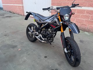 Moto Rieju Supermotard Negra y Roja