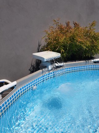 Piscina con pompa, cascata, scaletta