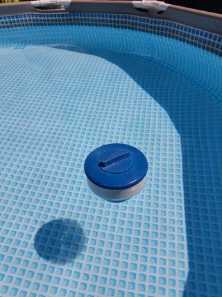 Piscina con pompa, cascata, scaletta