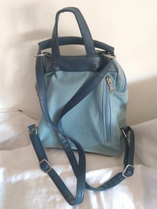 Mochila azul con múltiples compartimentos